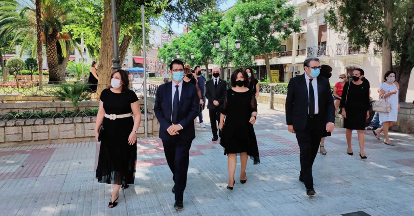  El presidente de la Diputación de Ciudad Real asiste a la misa funeral en honor de las víctimas de la COVID-19 