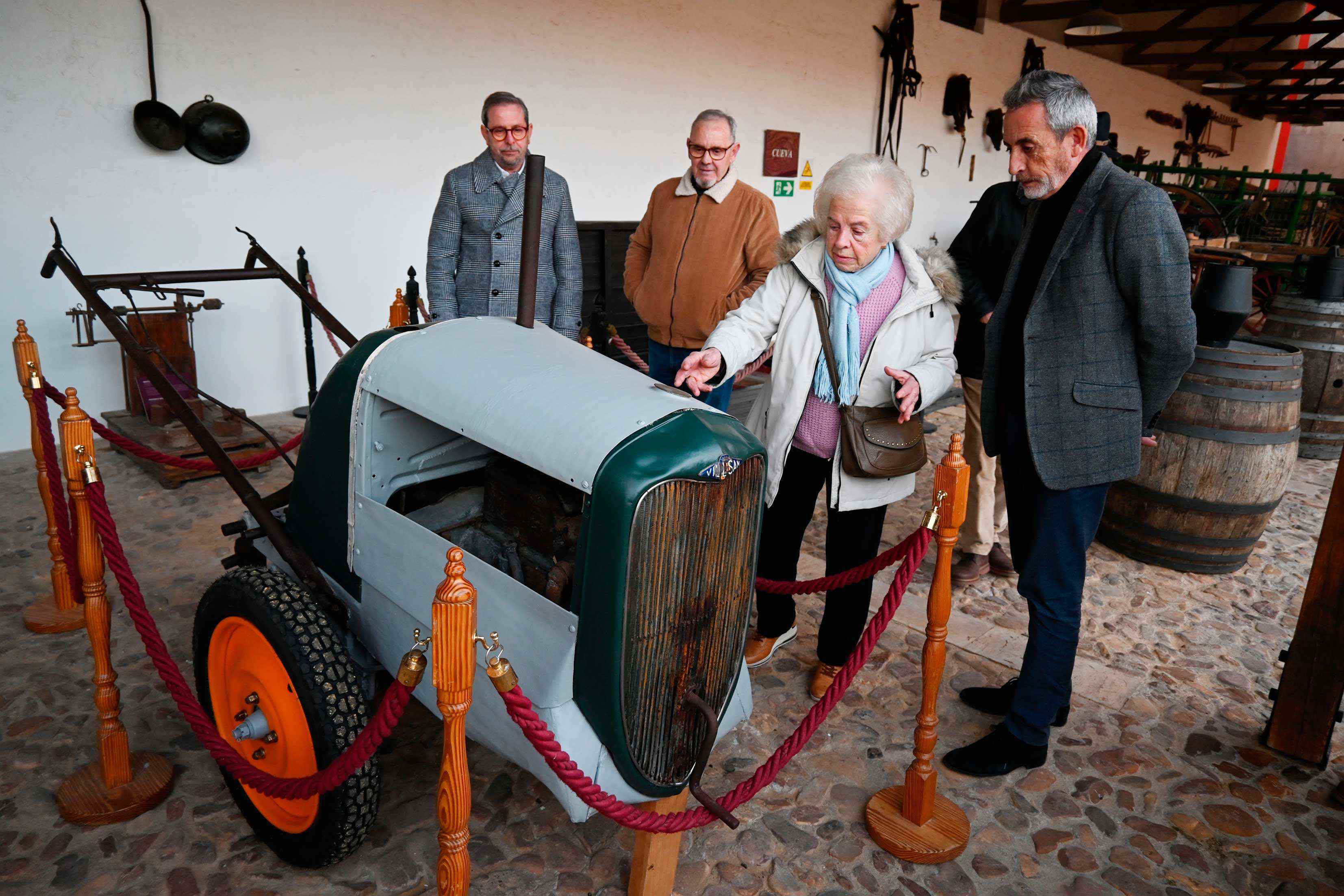 La primera mula mecánica, invento valdepeñero, es donada al Museo del Vino de Valdepeñas