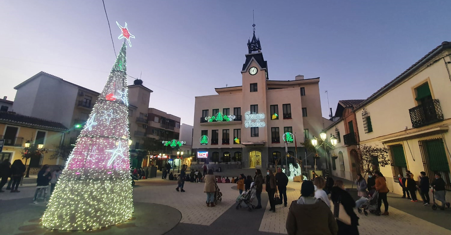 La programación de navidad en Calzada de Calatrava arrancó el viernes con el encendido del alumbrado navideño y un espectáculo circense