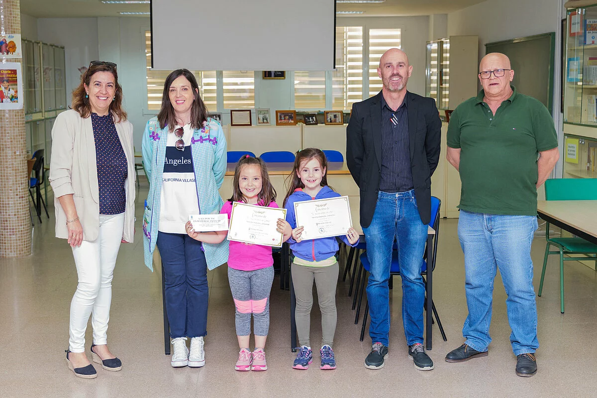 El alcalde de Argamasilla de Alba entrega los premios a las ganadoras del Concurso 'Te recomiendo un libro'