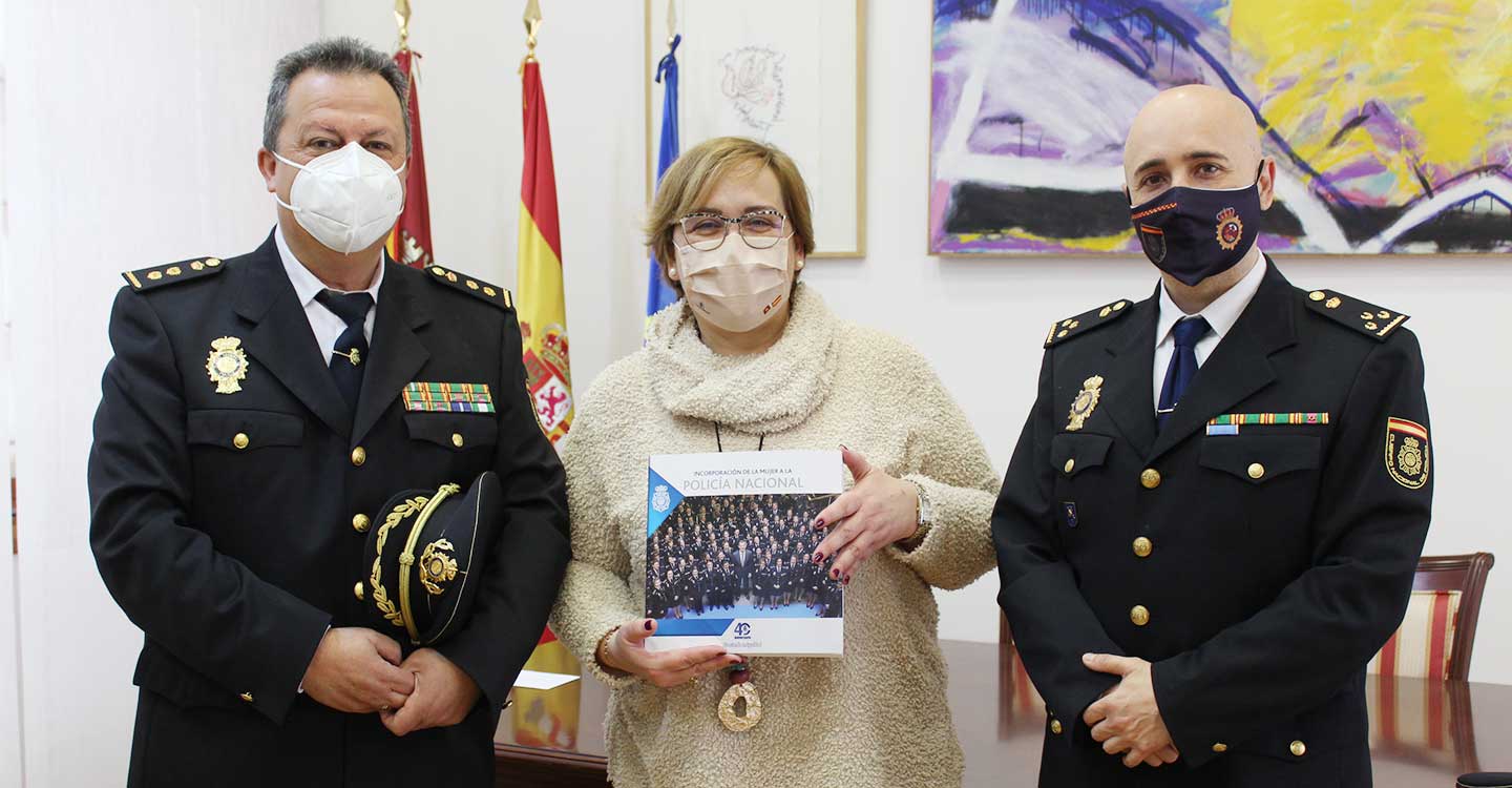 La Policía Nacional entrega al Gobierno regional un ejemplar del libro con motivo del 40 aniversario de la incorporación de la mujer al Cuerpo 