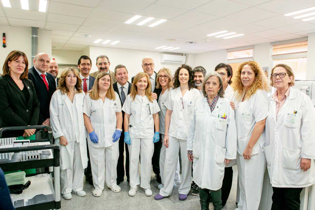 García-Page visita el Hospital de Manzanares para conocer de primera mano su nueva tecnología
