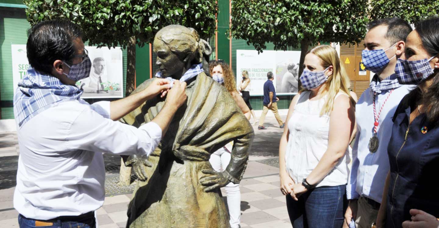  El presidente de la Diputación, José Manuel Caballero, impone el “pañuelo de yerbas” a la figura de la Dulcinea como un homenaje a la mujer manchega en el día de la Pandorga 