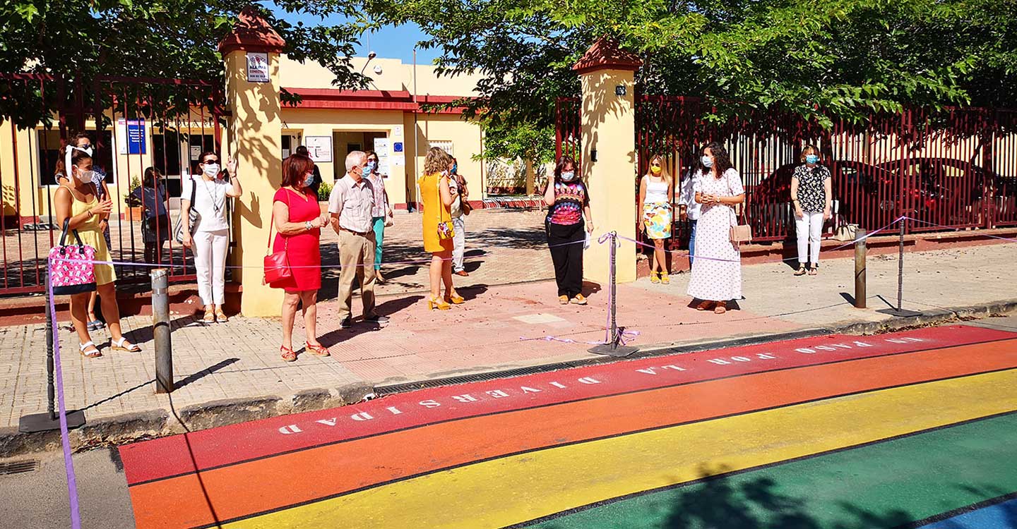 Un Paso de Cebra y un Banco Arco Iris en defensa de la diversidad y la igualdad en Calzada de Calatrava