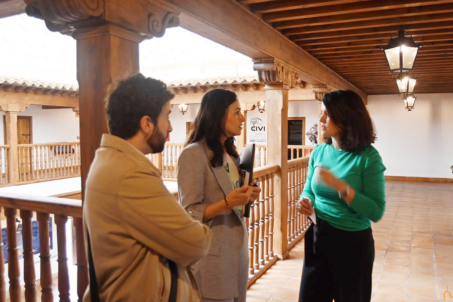 María Jesús Pelayo, destaca la importancia del turismo como generador de riqueza en su visita a “La Casa de Rueda” en Villanueva de los Infantes 