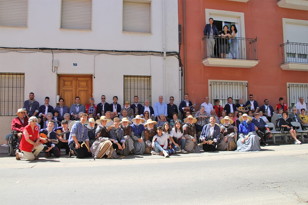 Personas mayores de Cruz Roja contribuyen a la tradicional celebración de las Cruces de Mayo en Almodóvar del Campo