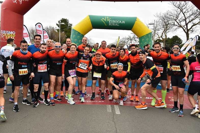 Atletas de los Pieles Run disfrutan corriendo la Muy Heroica Media Maratón Ciudad de Valdepeñas 2024