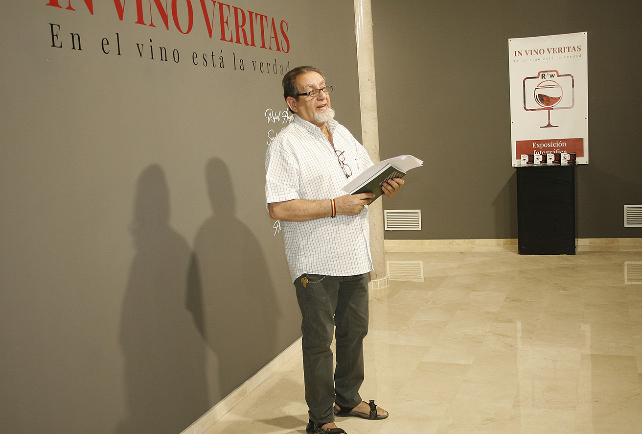 Vino, fotografía, música y ditirambos, maridaje perfecto en la visita del poeta Juan José Guardia Polaino a la exposición IN VINO VERITAS en el museo de Puertollano