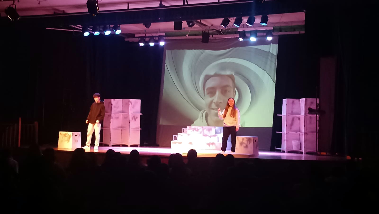 Villarrubia de los Ojos acogió la representación teatral ‘Por si acoso (un respeto)’ para sensibilizar a los jóvenes sobre el grave problema del bullying 