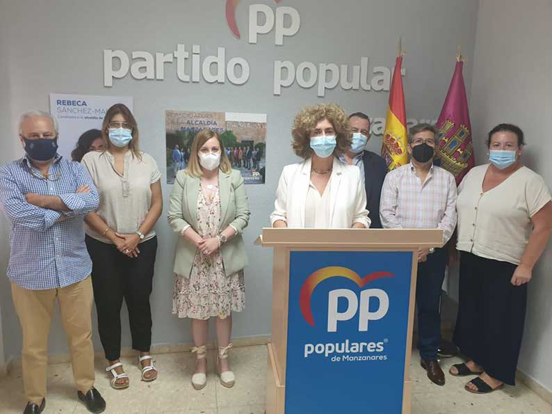 La portavoz del PP en el Ayuntamiento de Manzanares denuncia el revanchismo político y la persecución del alcalde hacia un familiar suyo mientras intenta justificar la contratación de su hija