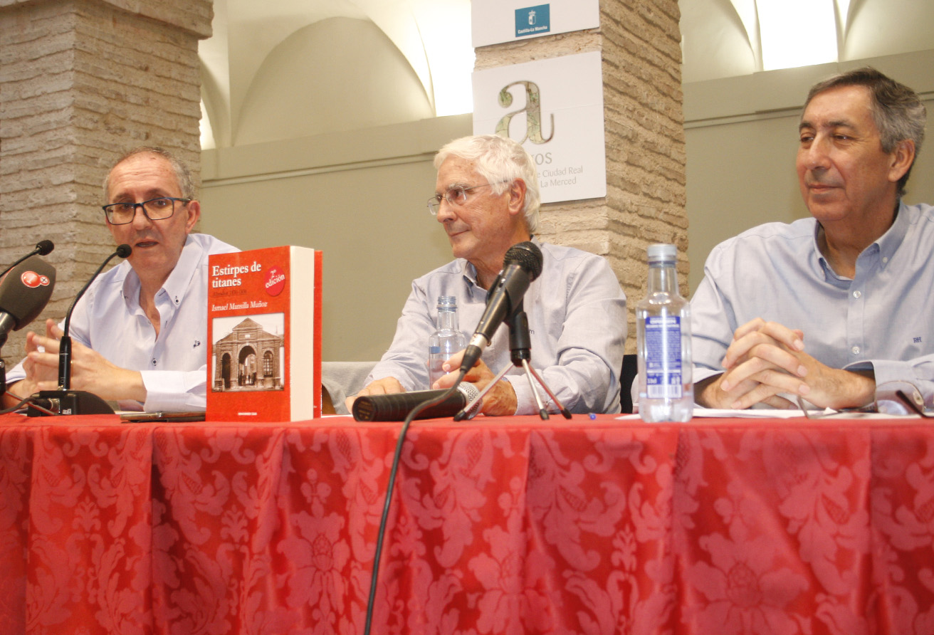 El Convento de la Merced acogió toda una clase magistral de historia en la presentación de “Estirpes de titanes” que terminó ‘haciendo la baca’