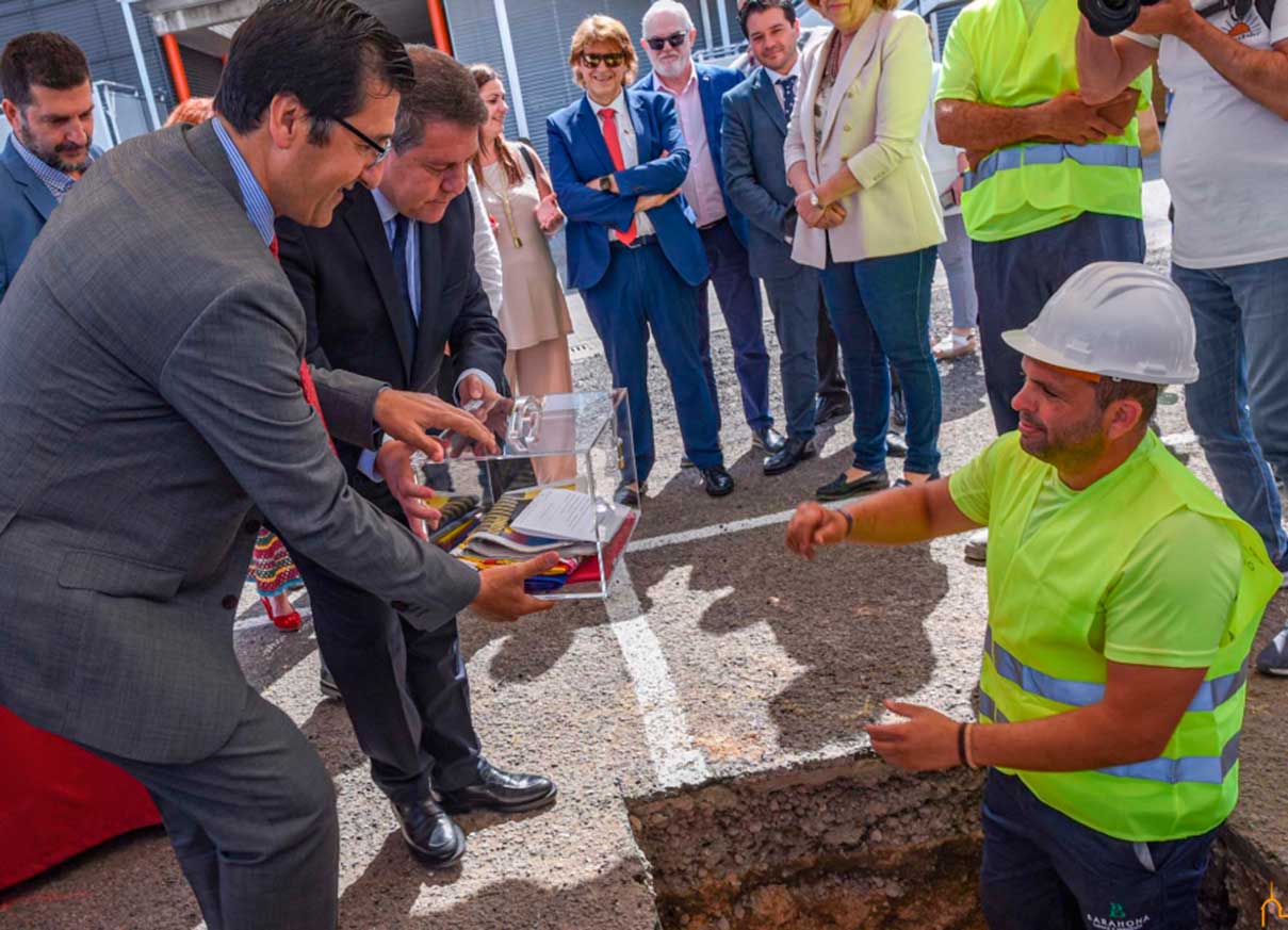  Caballero y Page ponen la primera piedra de la tercera fase del pabellón ferial, que contará con 31.309 metros cuadrados construidos de superficie expositiva 