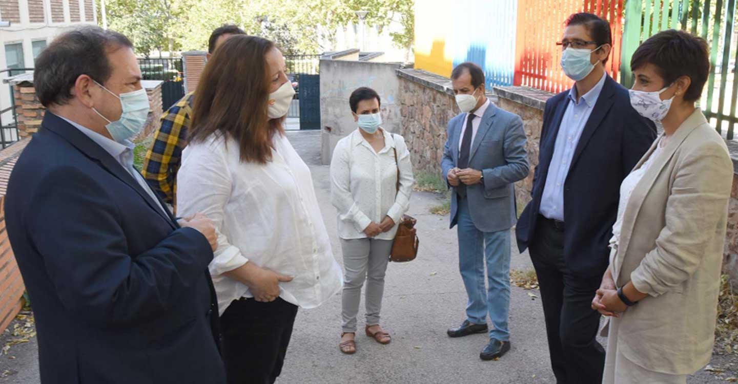 Caballero comprueba en Puertollano la efectividad del programa de refuerzo de limpieza en los colegios durante el horario lectivo 