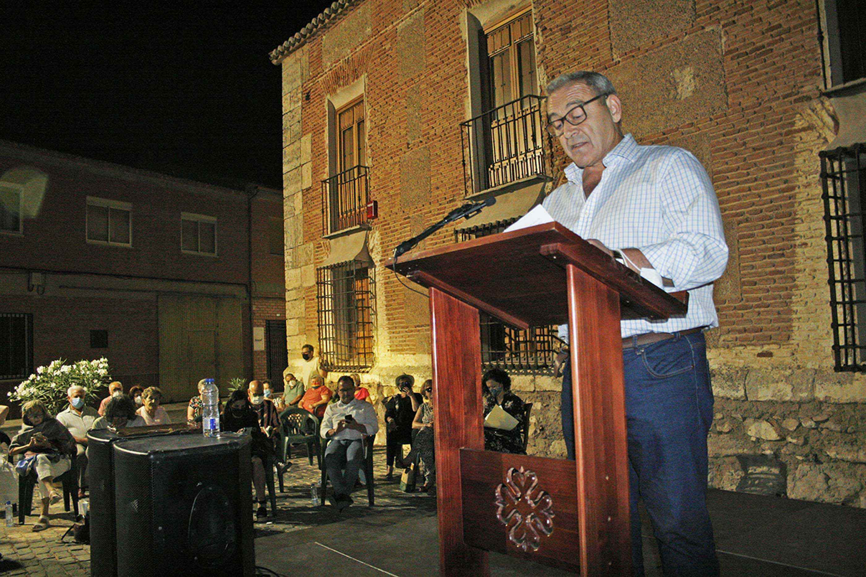 Puesta de largo del poemario ‘Adolescencia’, apadrinado por un elenco de poetas de primera fila, en una mágica noche en el Palacio de la Clavería de Aldea del Rey