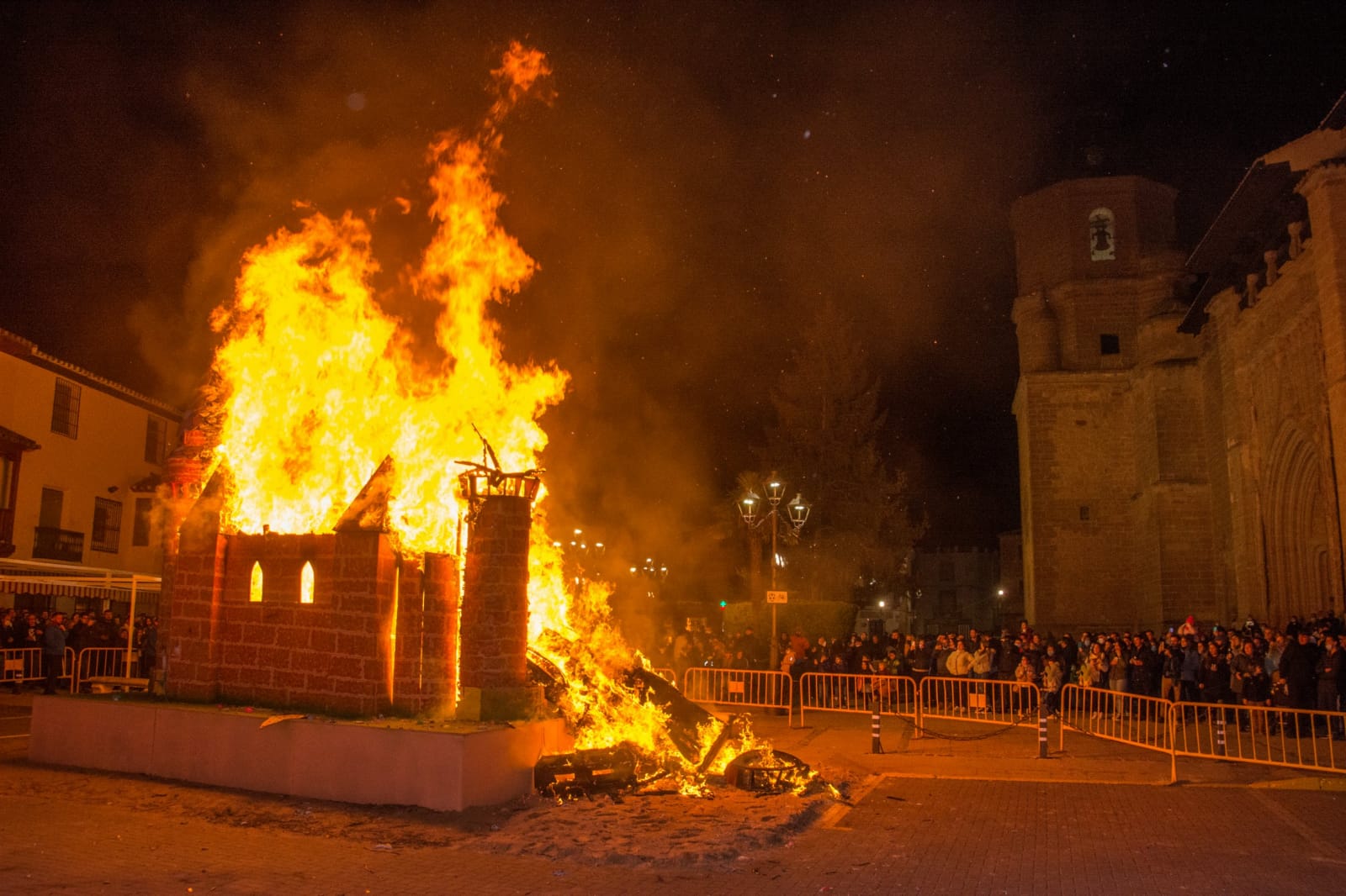 Villahermosa revive con emoción y olor a pólvora la tradicional quema de su Falla Manchega con motivo de San José 