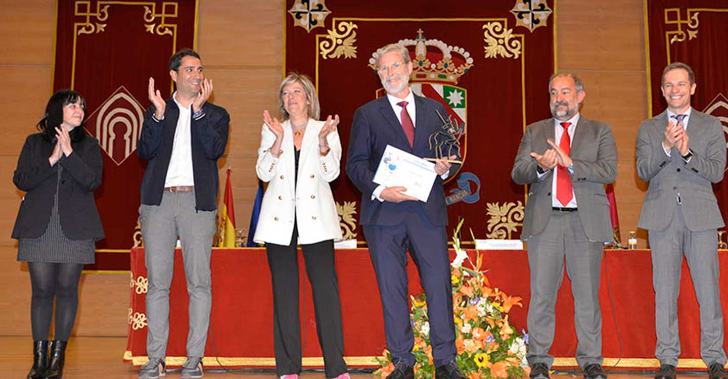 Los químicos de Castilla-La Mancha reconocen al catedrático de la UCLM Enrique Díez Barra con el Premio a la Trayectoria Científica 