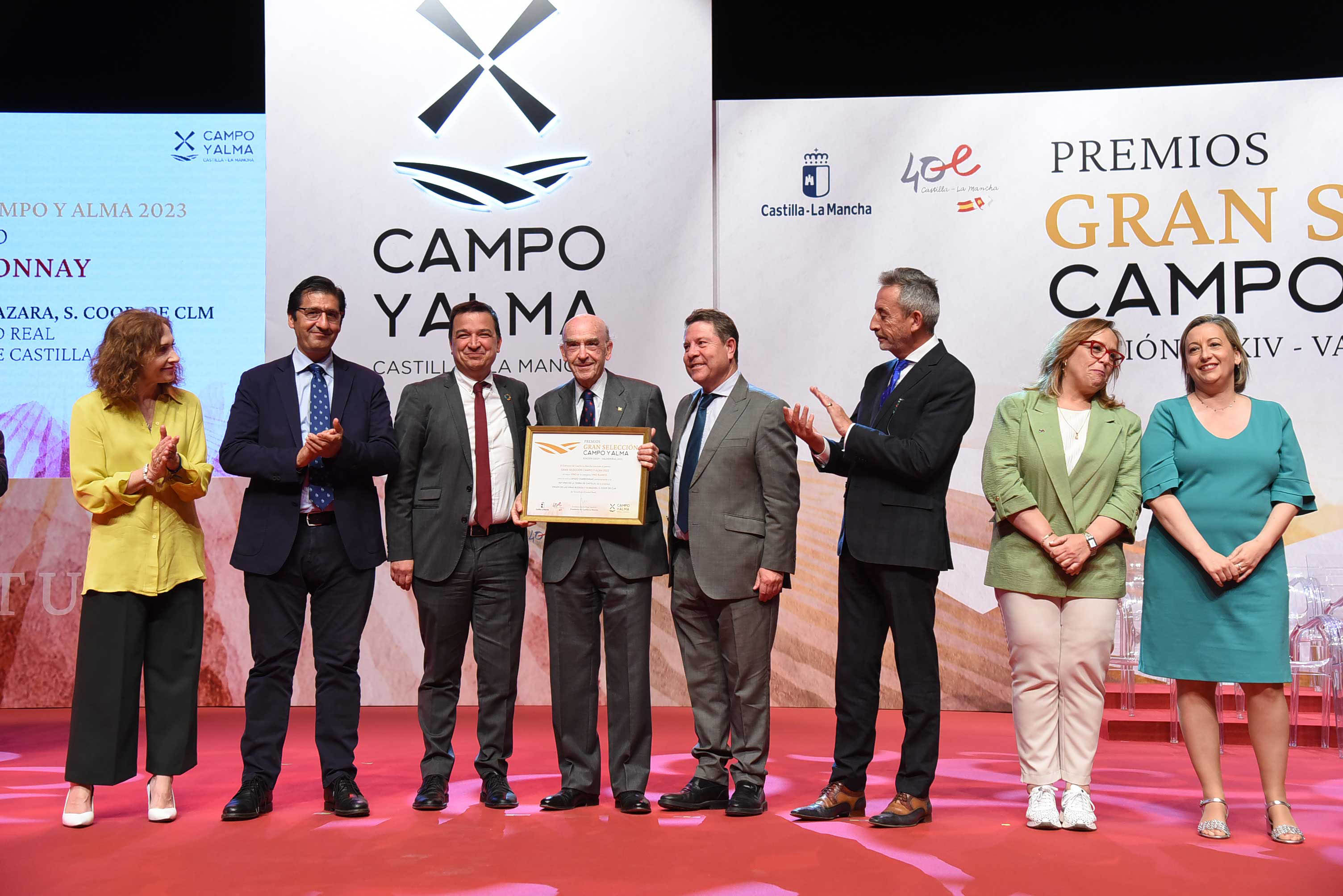 Rafael Torres recoge el premio Gran Selección Campo y Alma otorgado al vino Lienzo Chardonnay de la Cooperativa Virgen de las Viñas de Tomelloso
