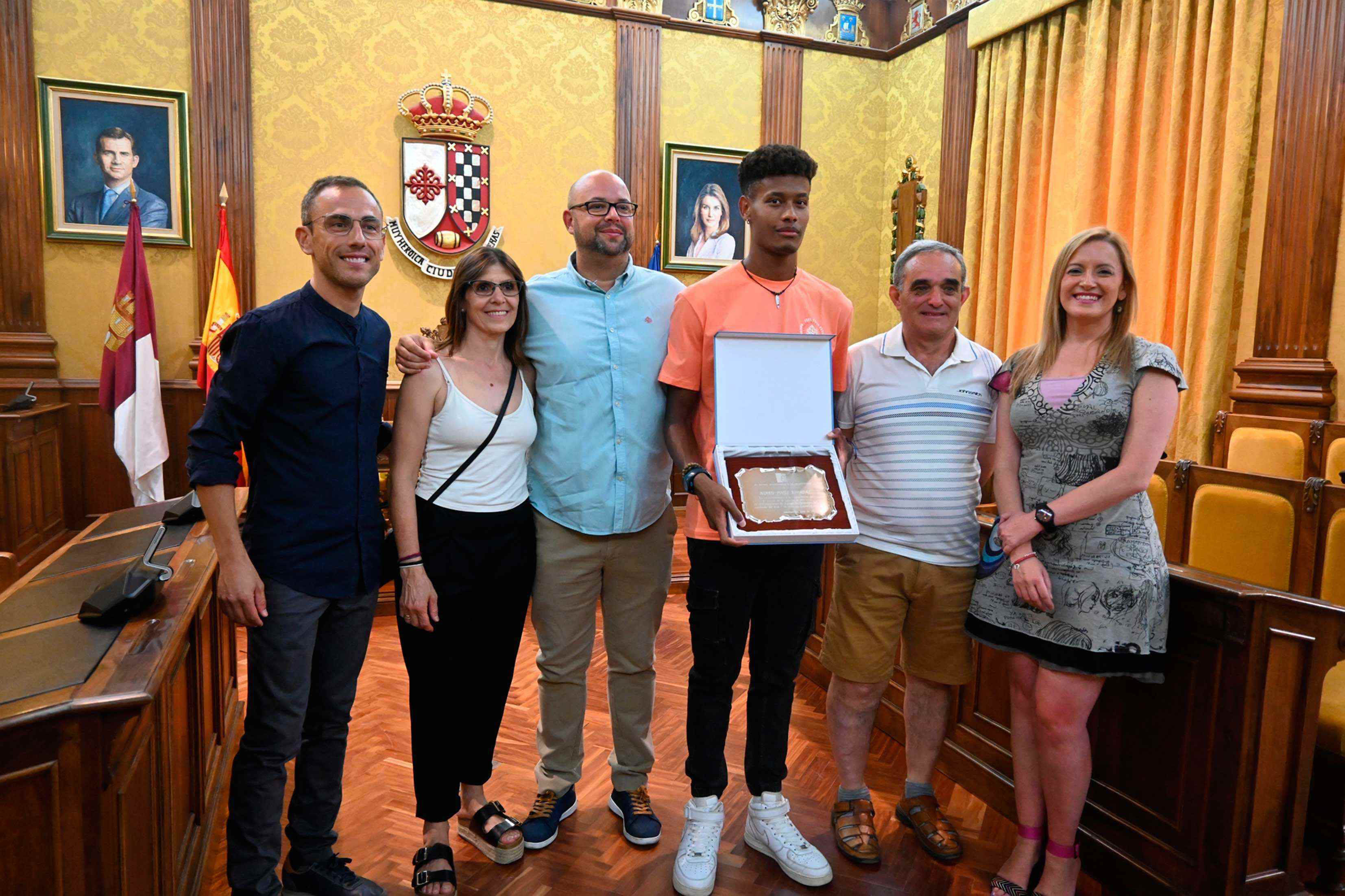 Valdepeñas reconoce al atleta Asabu Pinés, cuarto en la final de los 400 metros lisos en el Campeonato de Europa de Atletismo Sub-18