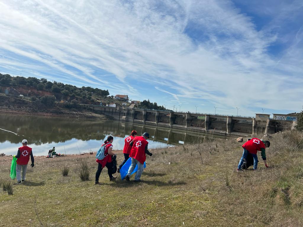 Cruz Roja y LIBERA recogen más de 470 kilos de basuraleza en la provincia de Ciudad Real en su primera actividad en ríos