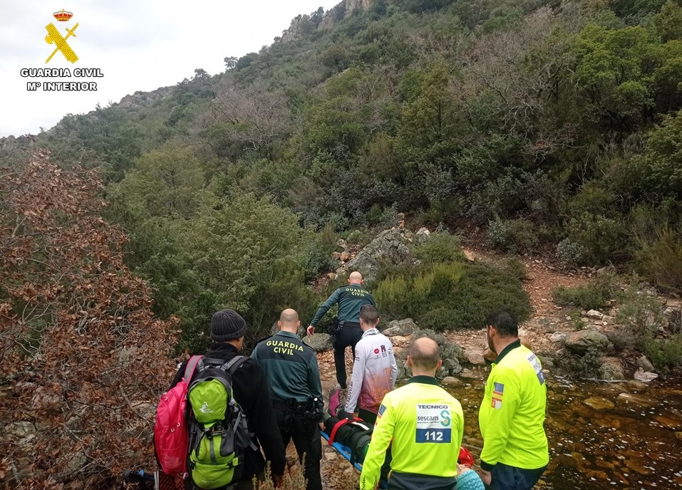 La Guardia Civil rescata en Hinojosas de Calatrava a una mujer que hacía senderismo en el Barranco de Peña Escrita 