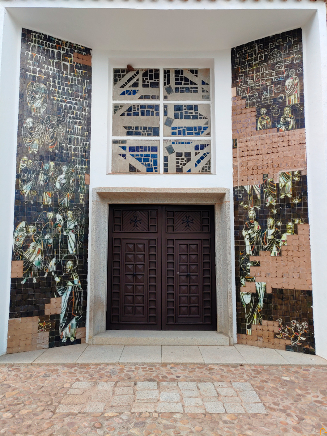  Comienzan los trabajos de restauración de la portada en cerámica de la Iglesia de Pueblonuevo del Bullaque, de Arcadio Blasco, gracias al Plan de Sostenibilidad Turística en Cabañeros 