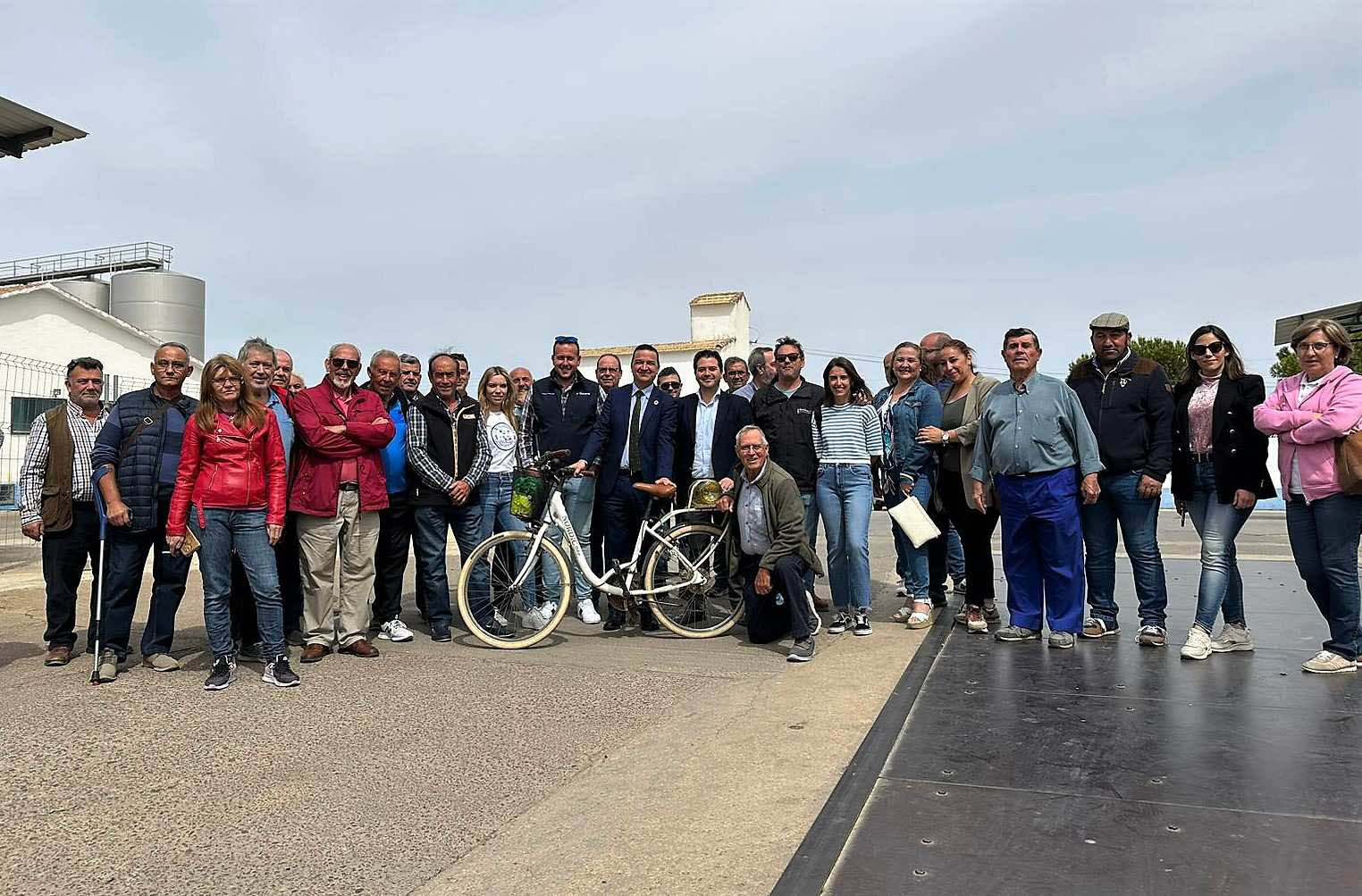 David Triguero presenta junto al consejero de Agricultura las iniciativas que plantea en beneficio de los agricultores y ganaderos de Pozuelo de Calatrava 