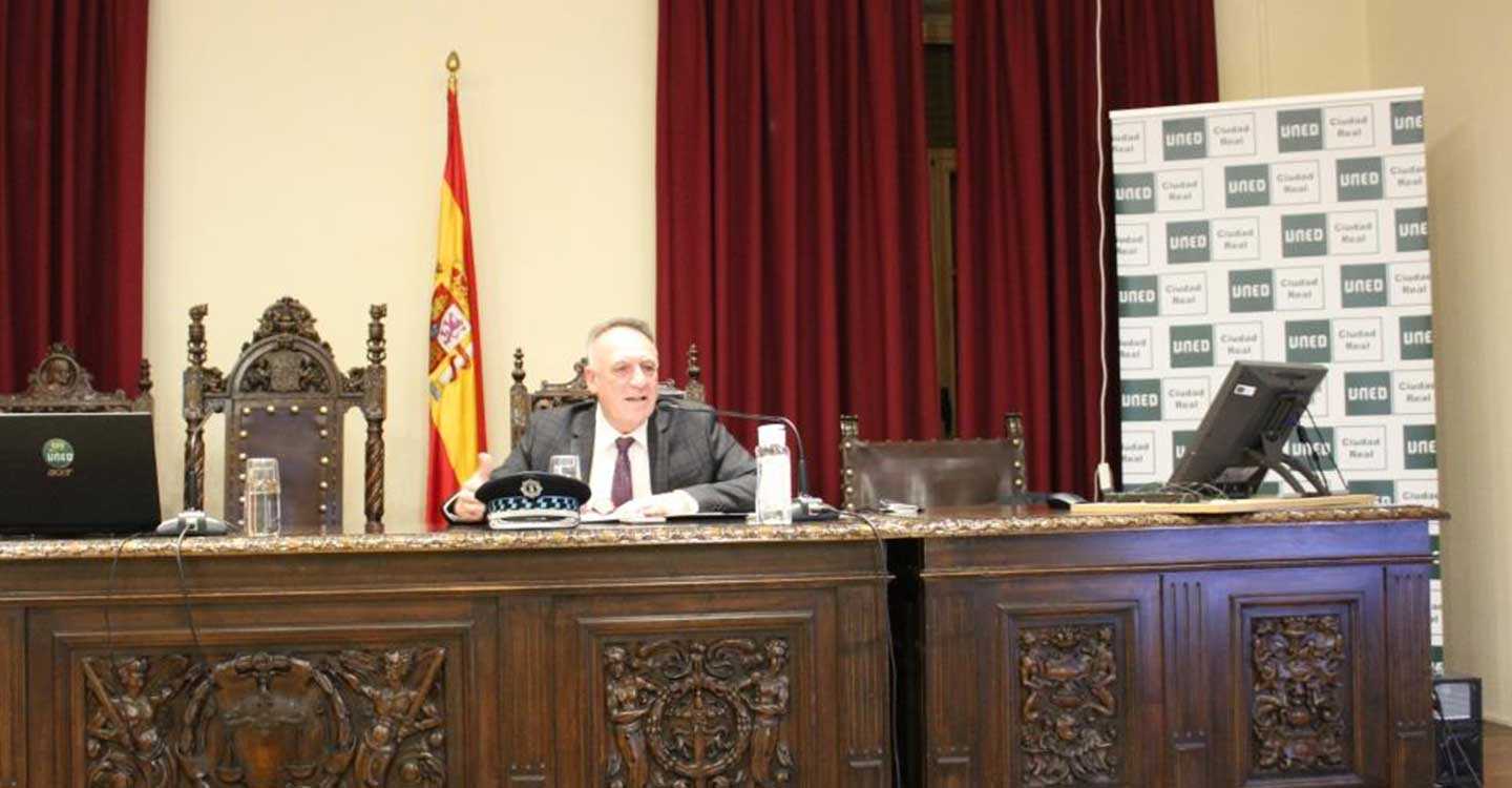 Pablo Antonio Fernández da una conferencia en la UNED sobre las nuevas estrategias para los riesgos y amenazas contra la seguridad humana