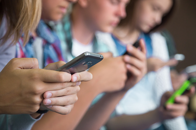 CSIF reclama una regulación clara sobre el uso de móviles en los centros educativos que ofrezca seguridad jurídica y autoridad para el profesorado 