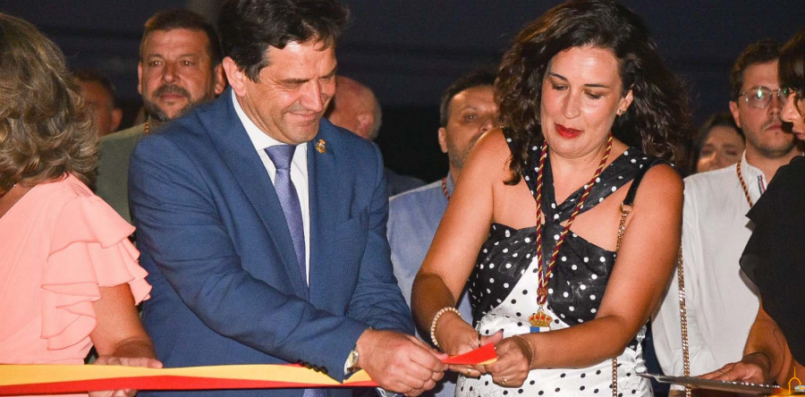  El presidente de la Diputación acompaña a la alcaldesa de Calzada de Calatrava en la inauguración de las fiestas 