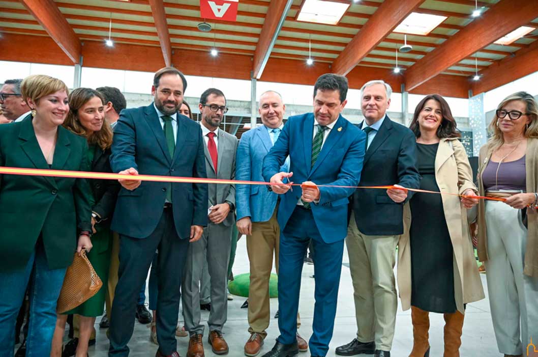  Valverde anuncia en FERCATUR la posibilidad de que Valdeparaíso acoja un Centro Internacional Gastronómico Cinegético 