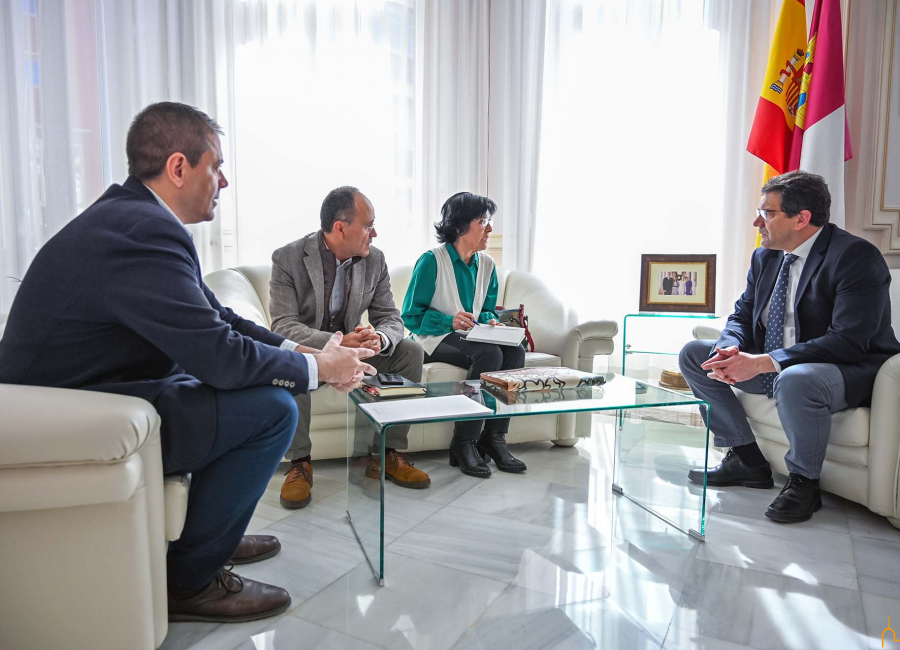  Valverde le comunica a la alcaldesa de Cabezarrubias del Puerto que las obras de la carretera de Brazatortas se licitarán este año, se adjudicarán y comenzarán 