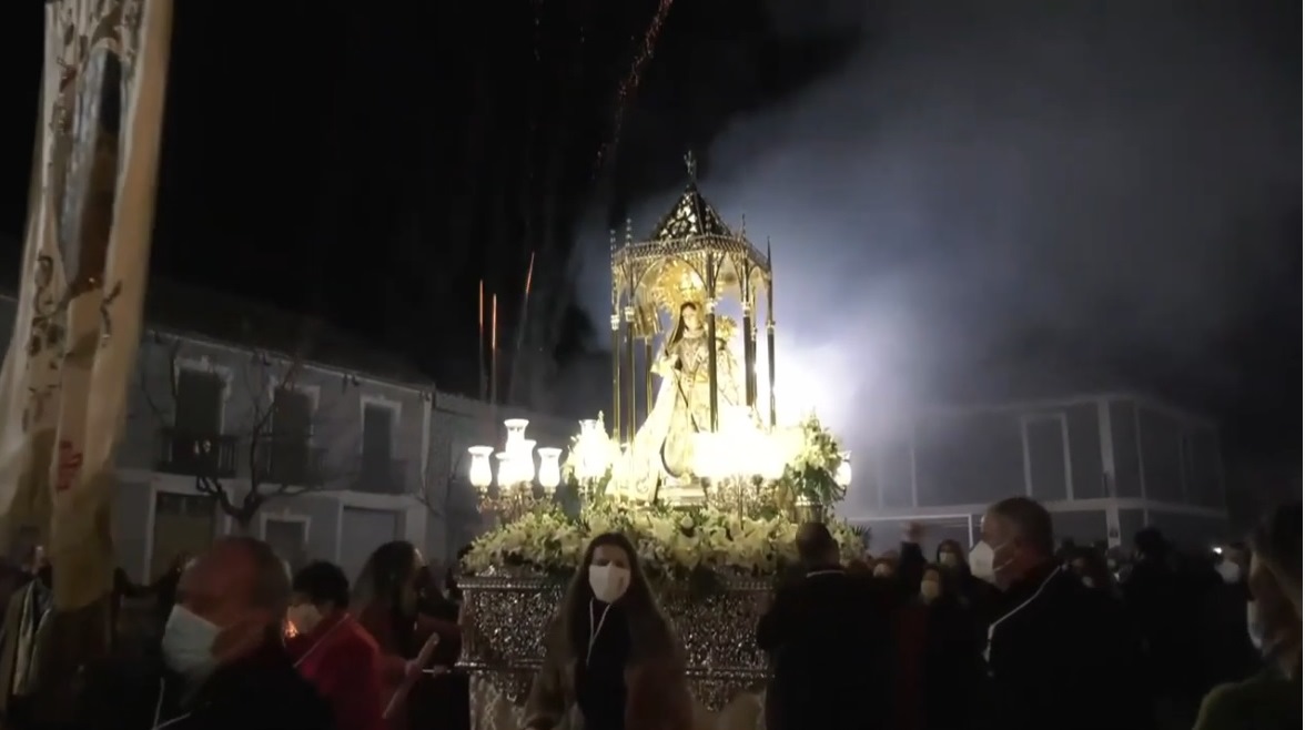 Cientos de vecinos y miles de cohetes arroparon a la Virgen de La Paz  de Corral de Calatrava