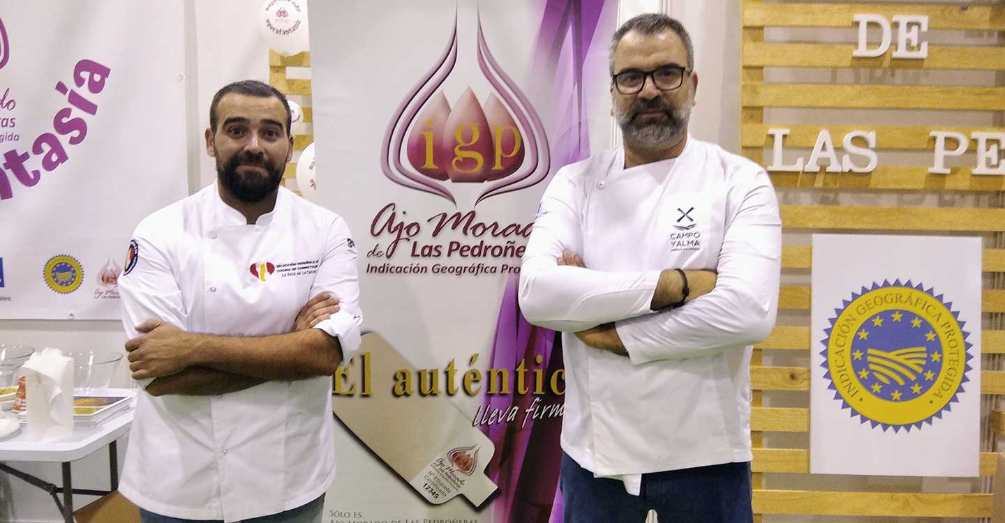Atienza aconseja a los seis finalistas del XII Concurso Nacional de Cocina ‘Ajo Morado Las Pedroñeras’ que “disfruten del momento sin nervios” 