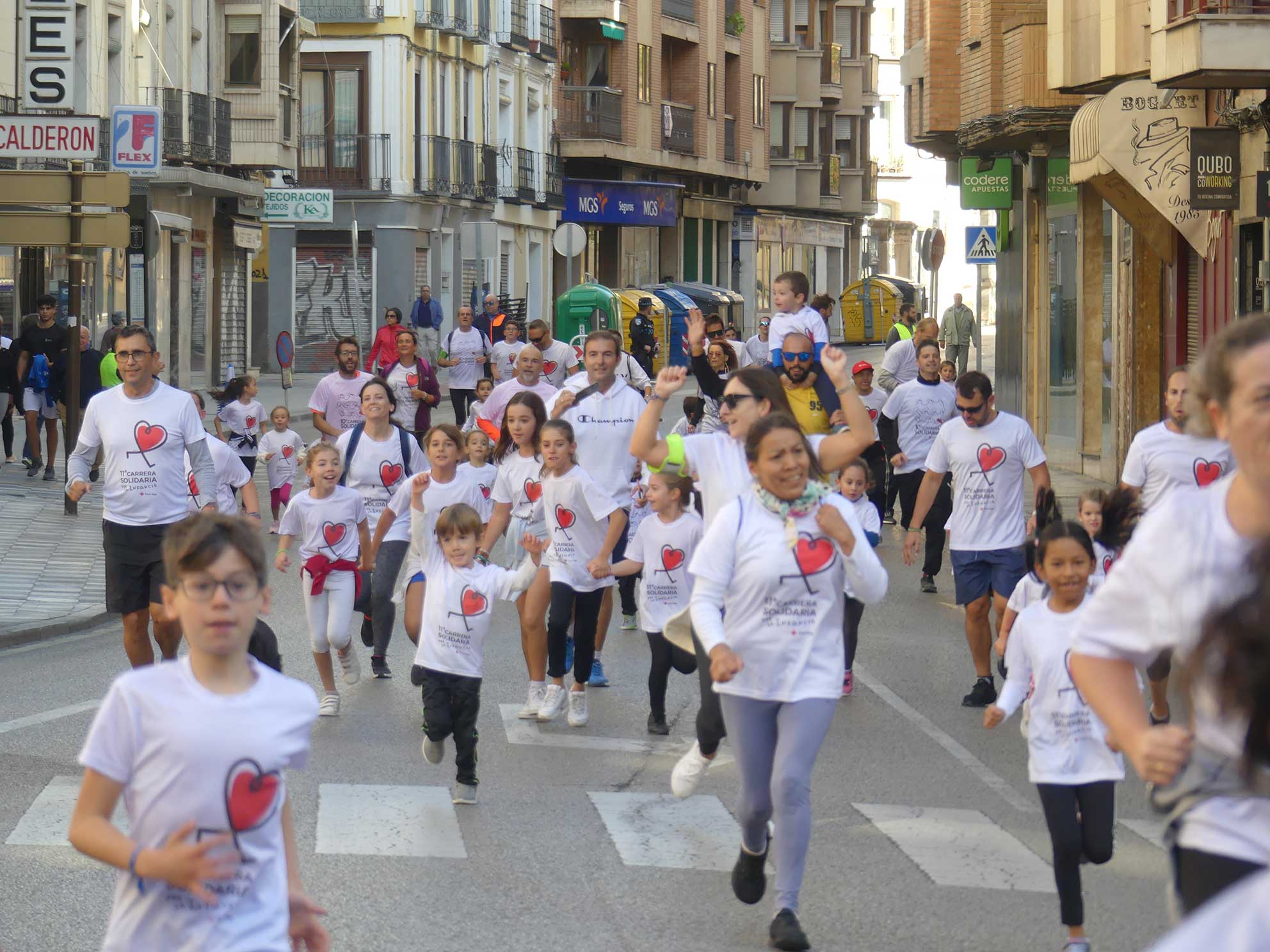 En torno a 800 personas participan en la 11ª Carrera Solidaria por la Infancia organizada por Cruz Roja en Cuenca