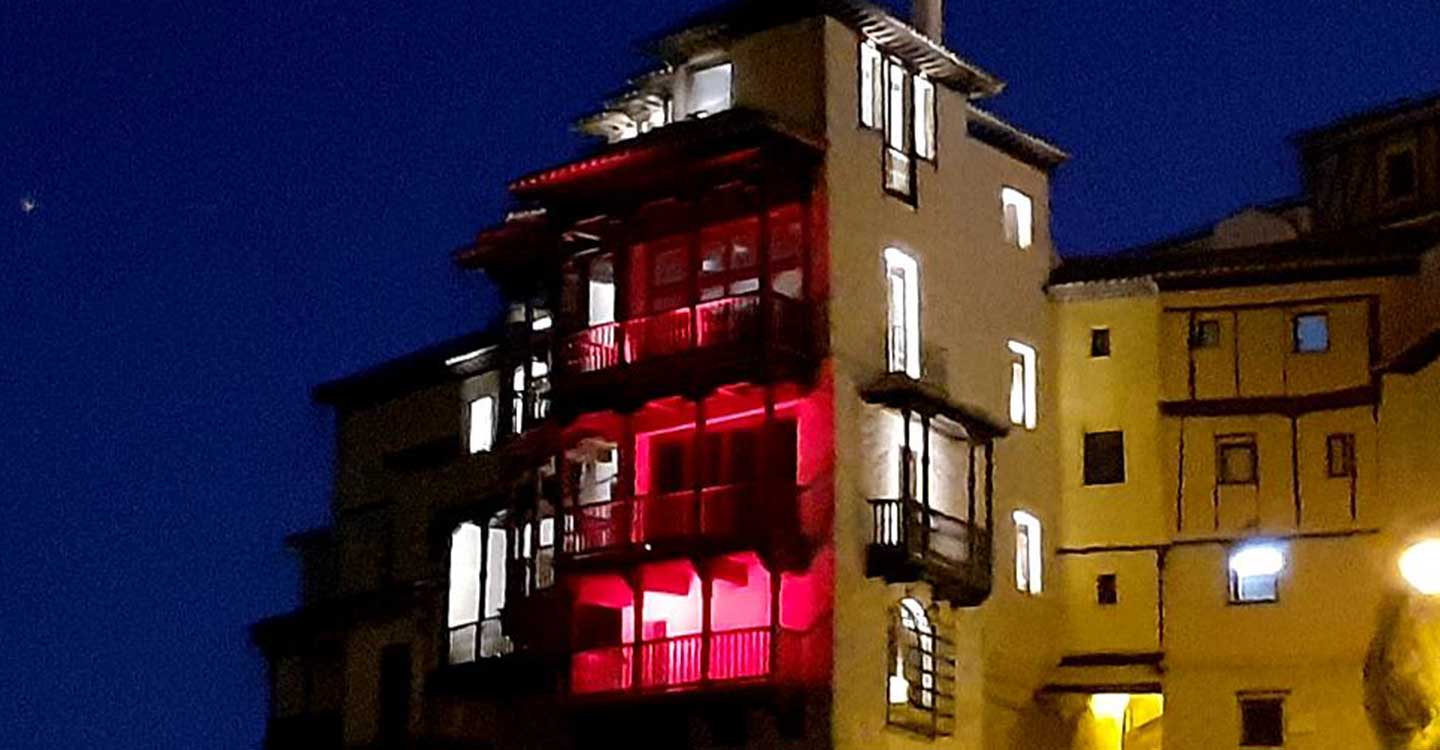 Las Casas Colgadas y el edificio de Diputación se vuelven a iluminar de rojo con motivo del Día Mundial de Cruz Roja 