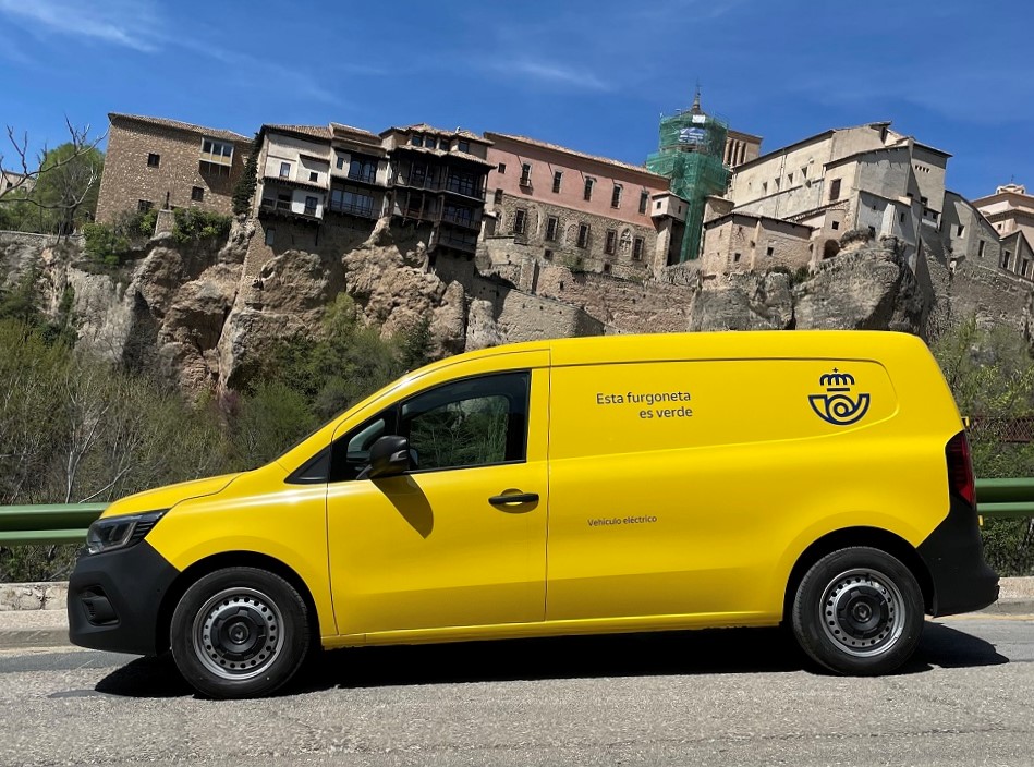Correos incorpora una nueva furgoneta eléctrica a su flota ecológica en Cuenca