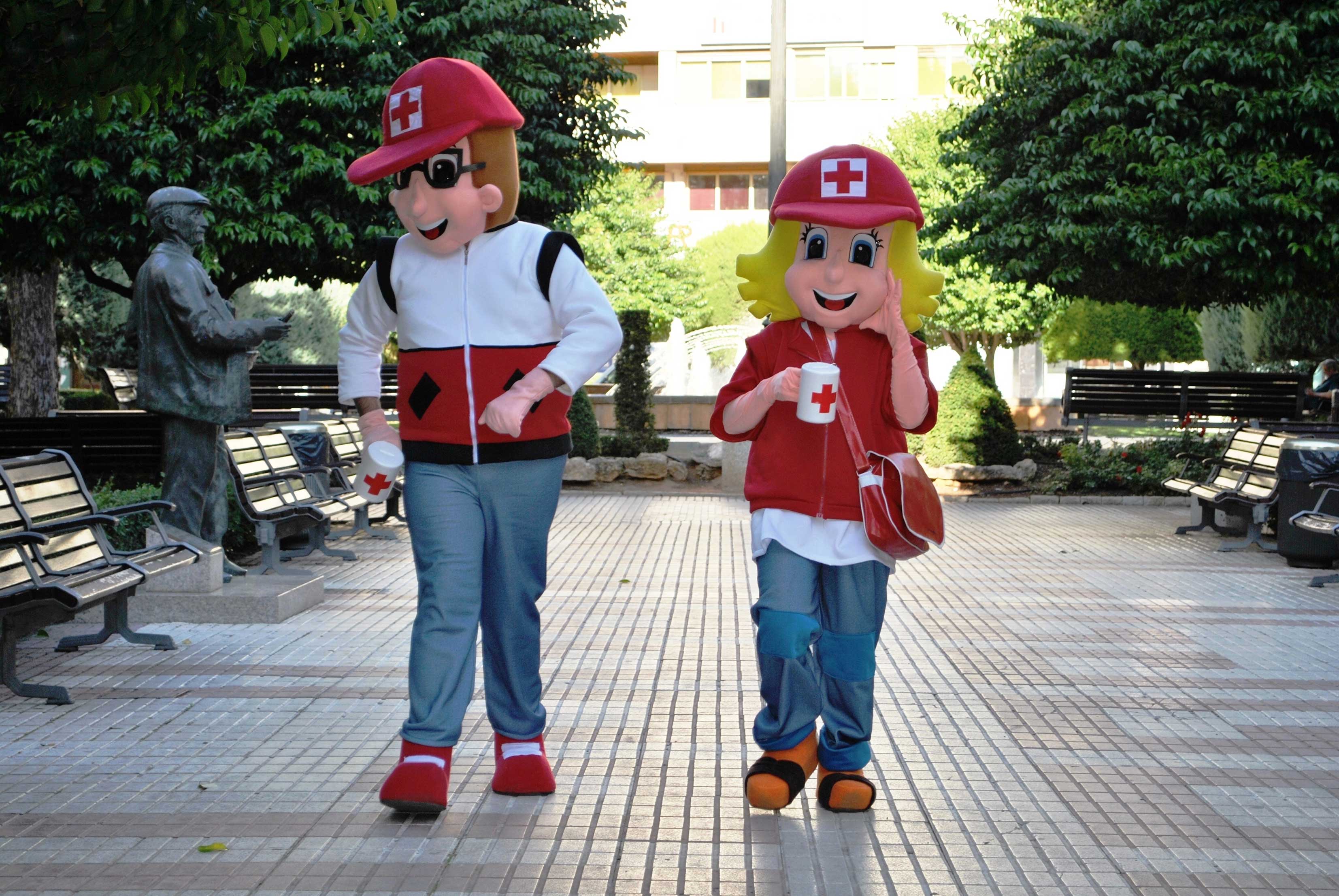 El Día de la Banderita anima las calles de Cuenca con música y dos muñecos “cabezones” 