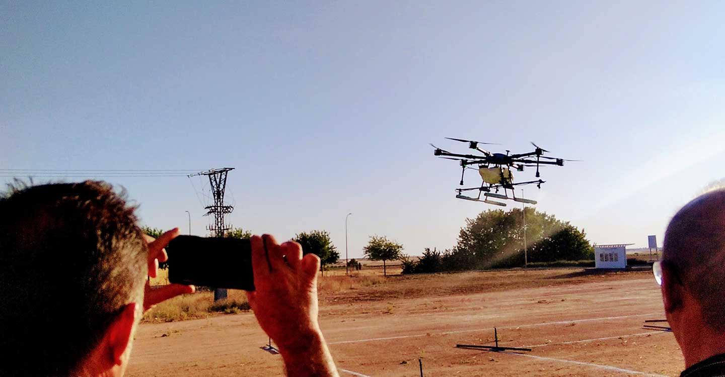 La fumigación con drones despierta gran interés entre los agricultores de la comarca de Las Pedroñeras