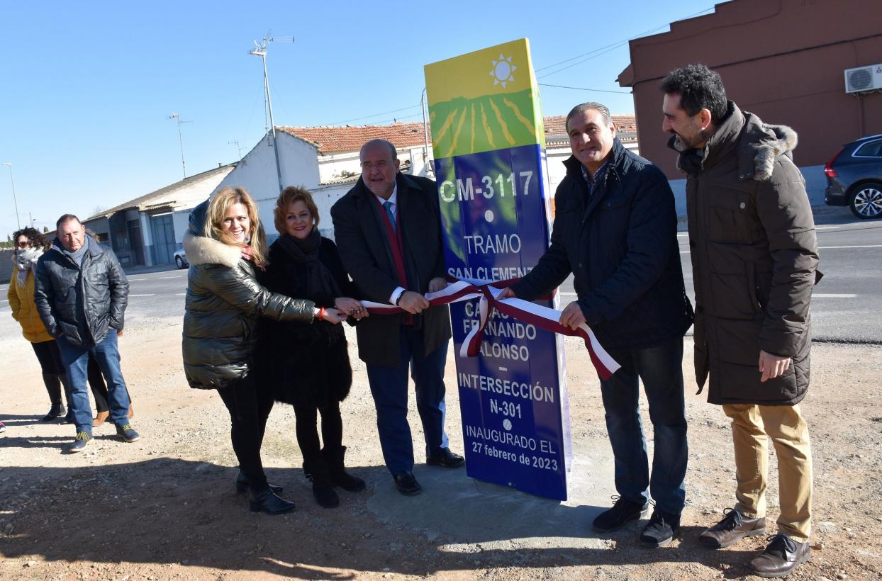 Guijarro visita el resultado de los trabajos en el firme de la CM-3117 entre San Clemente y Casas de Fernando Alonso 