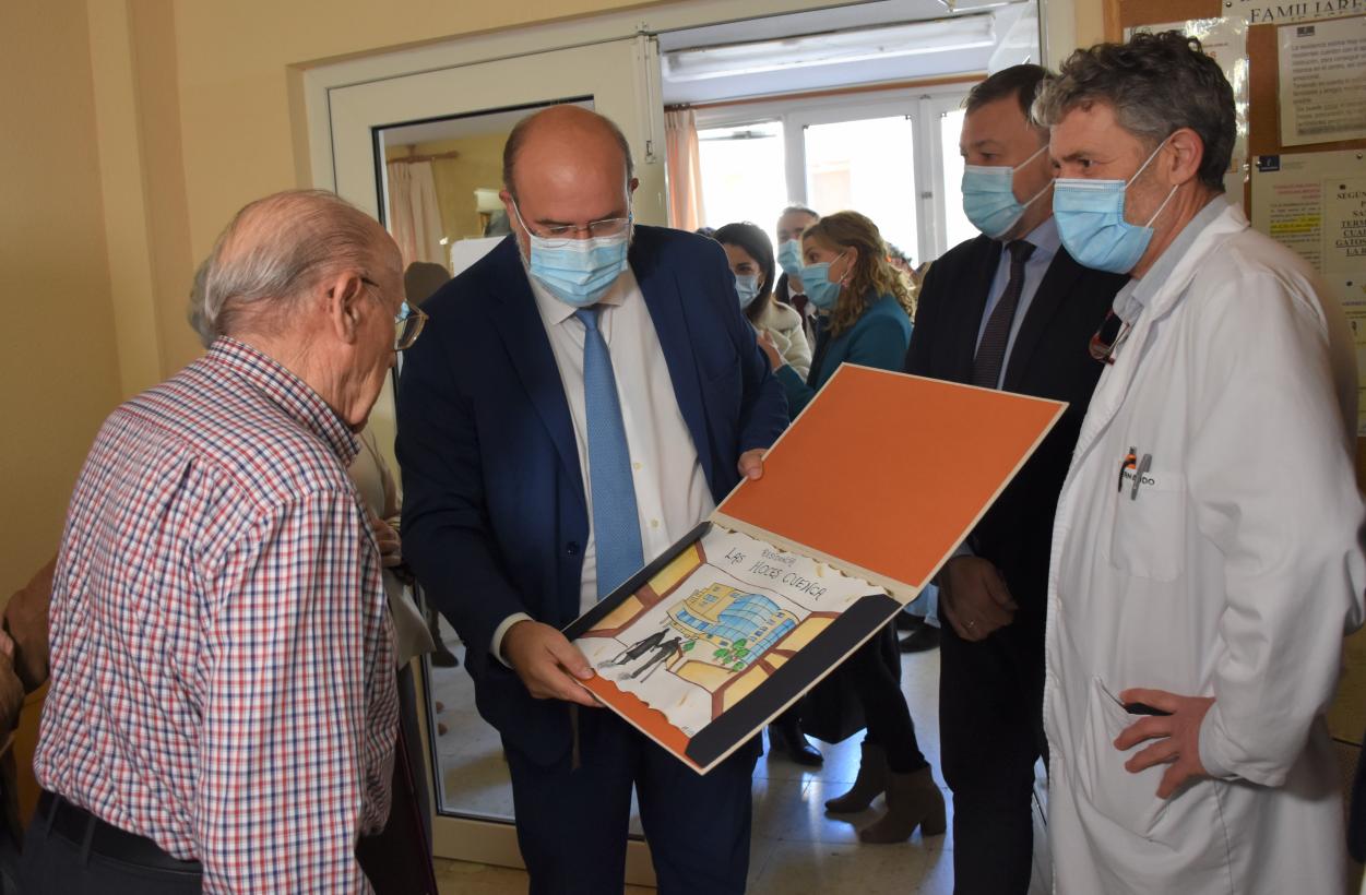 Guijarro visita la Residencia de Mayores ‘Las Hoces’ de Cuenca 