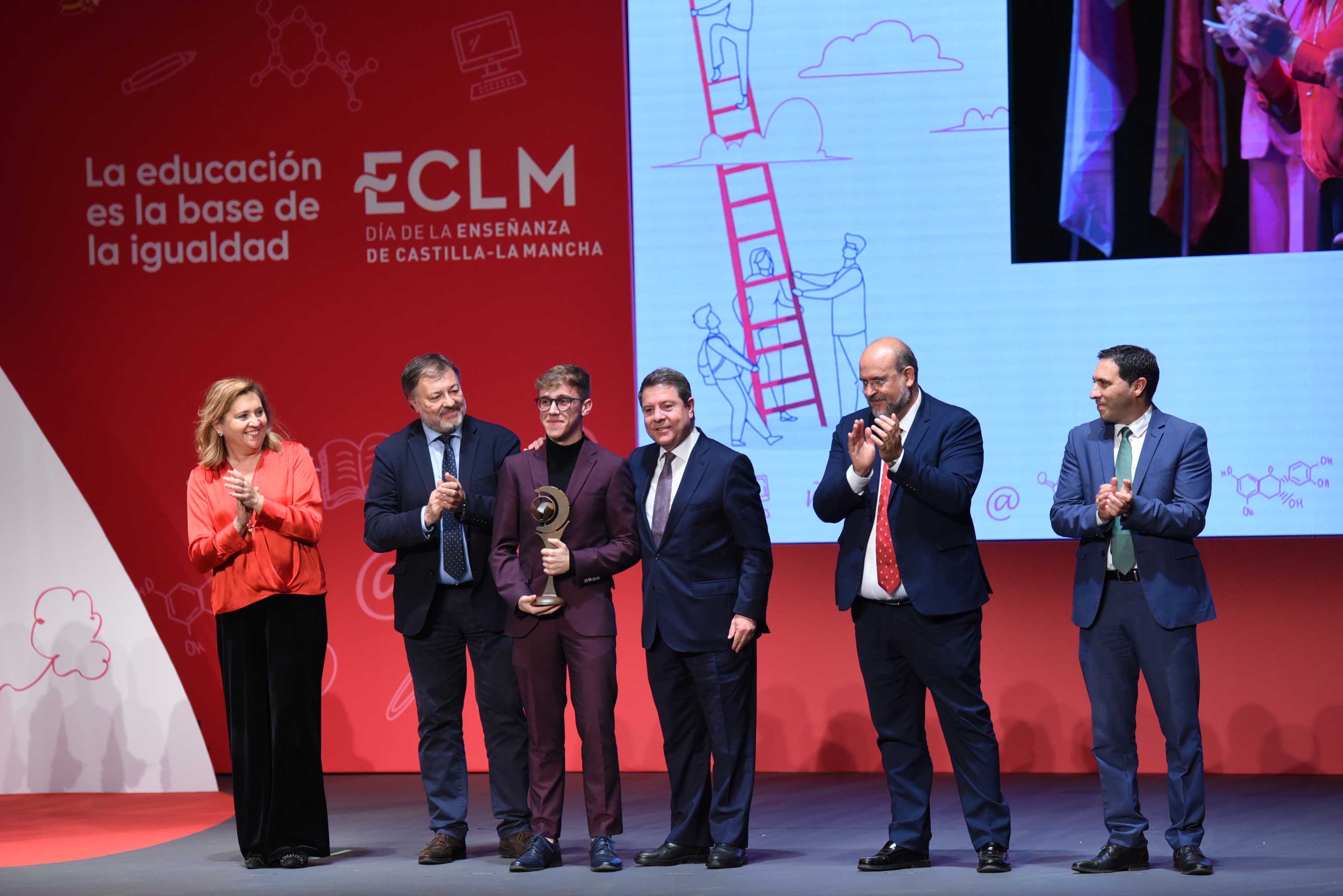 Hilario Martínez recoge el premio por su trabajo en favor de la educación en la Gala del Día de la Enseñanza celebrada hoy en Cuenca