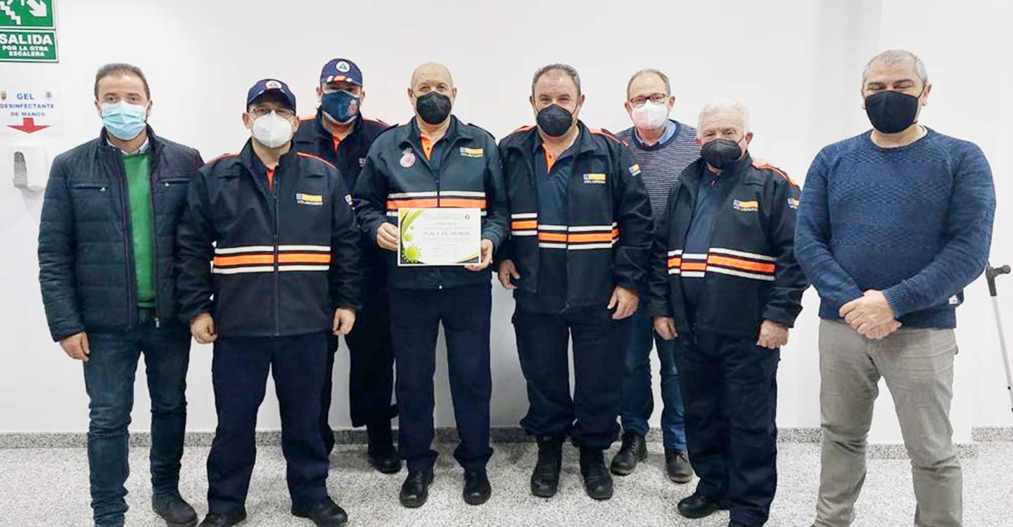 La Junta entrega una maquina extendedora de sal a la agrupación de voluntarios de Protección Civil de Iniesta 