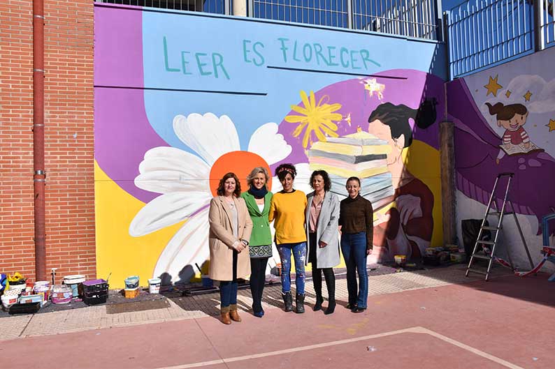 La artista Cristina Domínguez, premiada en el Día Internacional de las Mujeres, realiza un mural en el CEIP ‘Hermanos Valdés’ de Cuenca