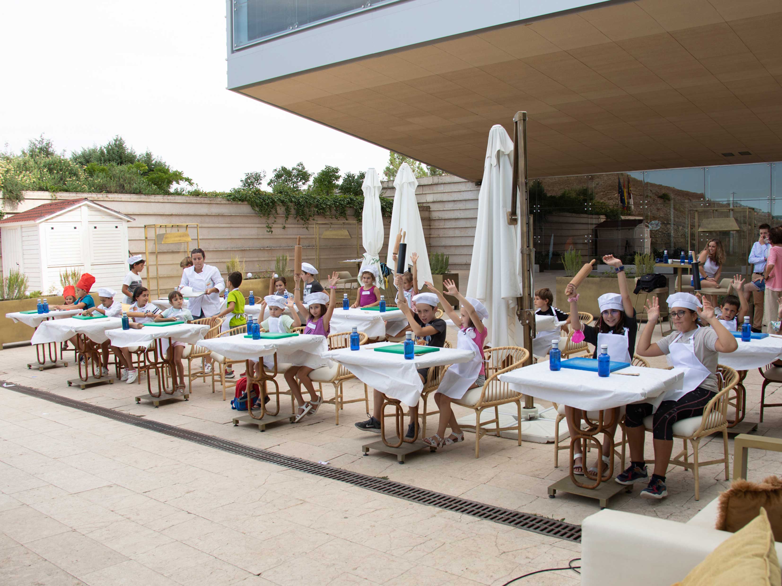 Niños y niñas se transforman en Chefs por unas horas, mientras el Puente San Pablo de Cuenca se viste de restaurante por la candidatura de Cuenca a Capital Española de la Gastronomía