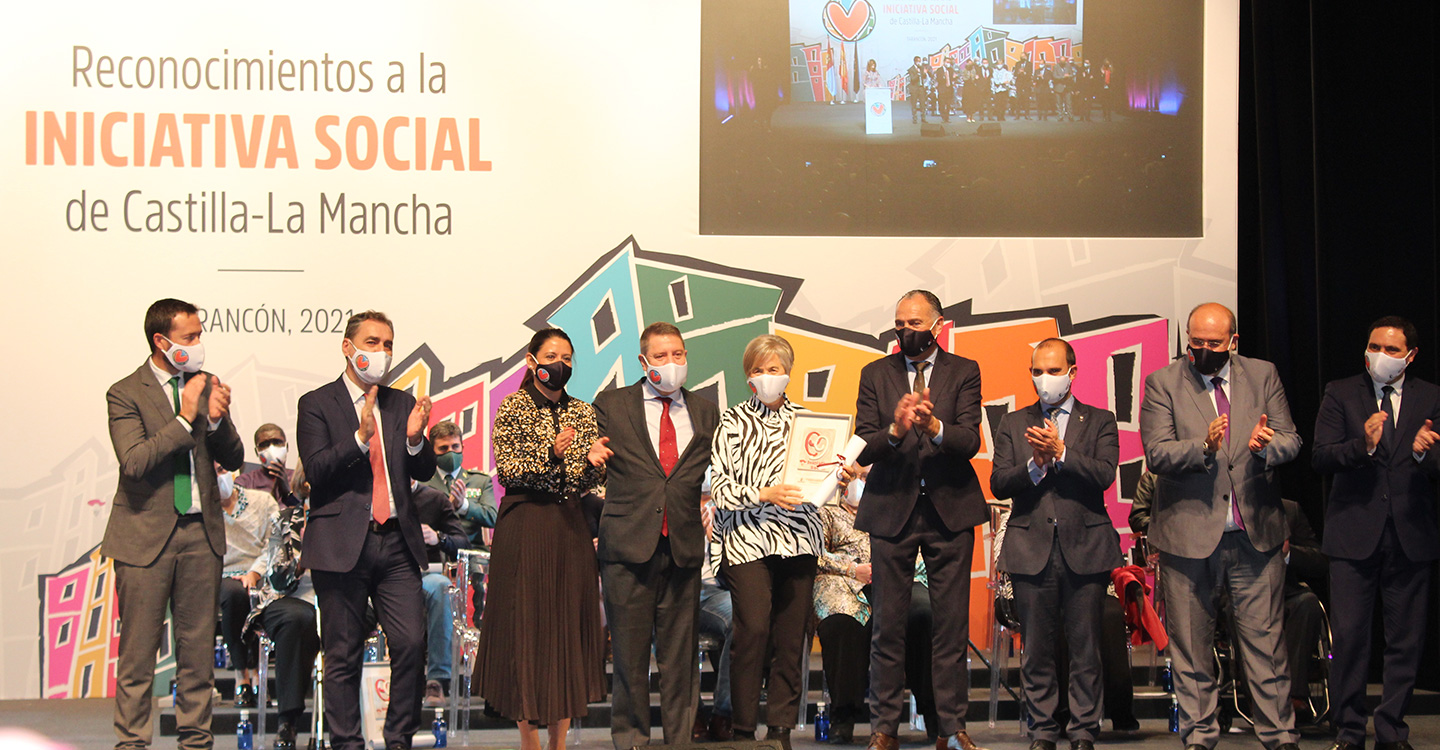 Pilar Segovia, de la vivienda de mayores de Iniesta, recogió el reconocimiento a la iniciativa social de CLM en el Área de Dependencia