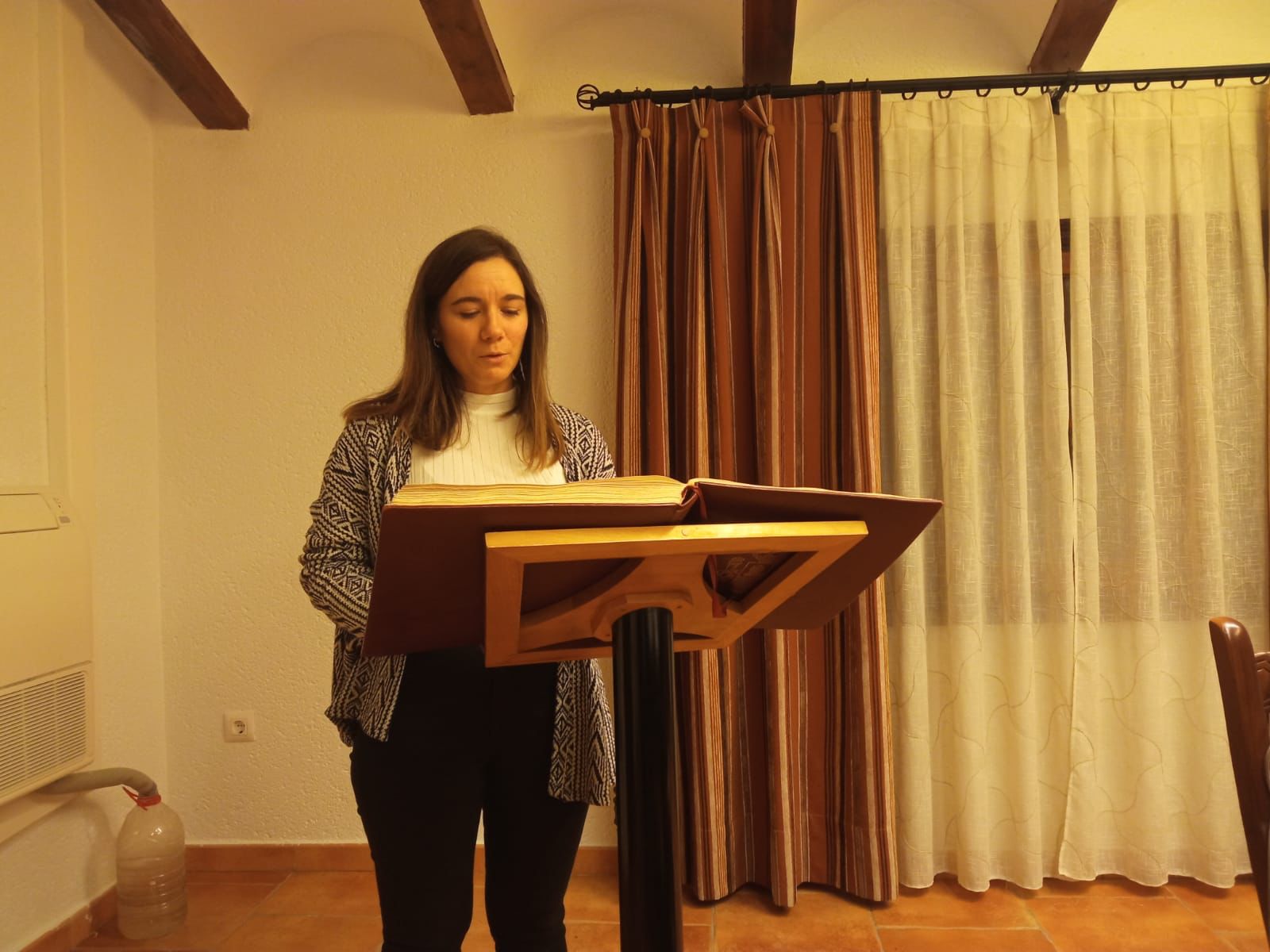 La recién elegida Secretaria General de las Juventudes Socialistas de El Pedernoso toma posesión como concejal en el Ayuntamiento.