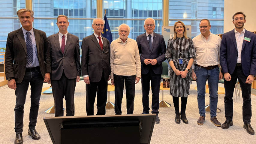 El profesor de la UCLM Sergio Molina García presenta en el Parlamento Europeo su monografía sobre el político Miguel Ángel Martínez