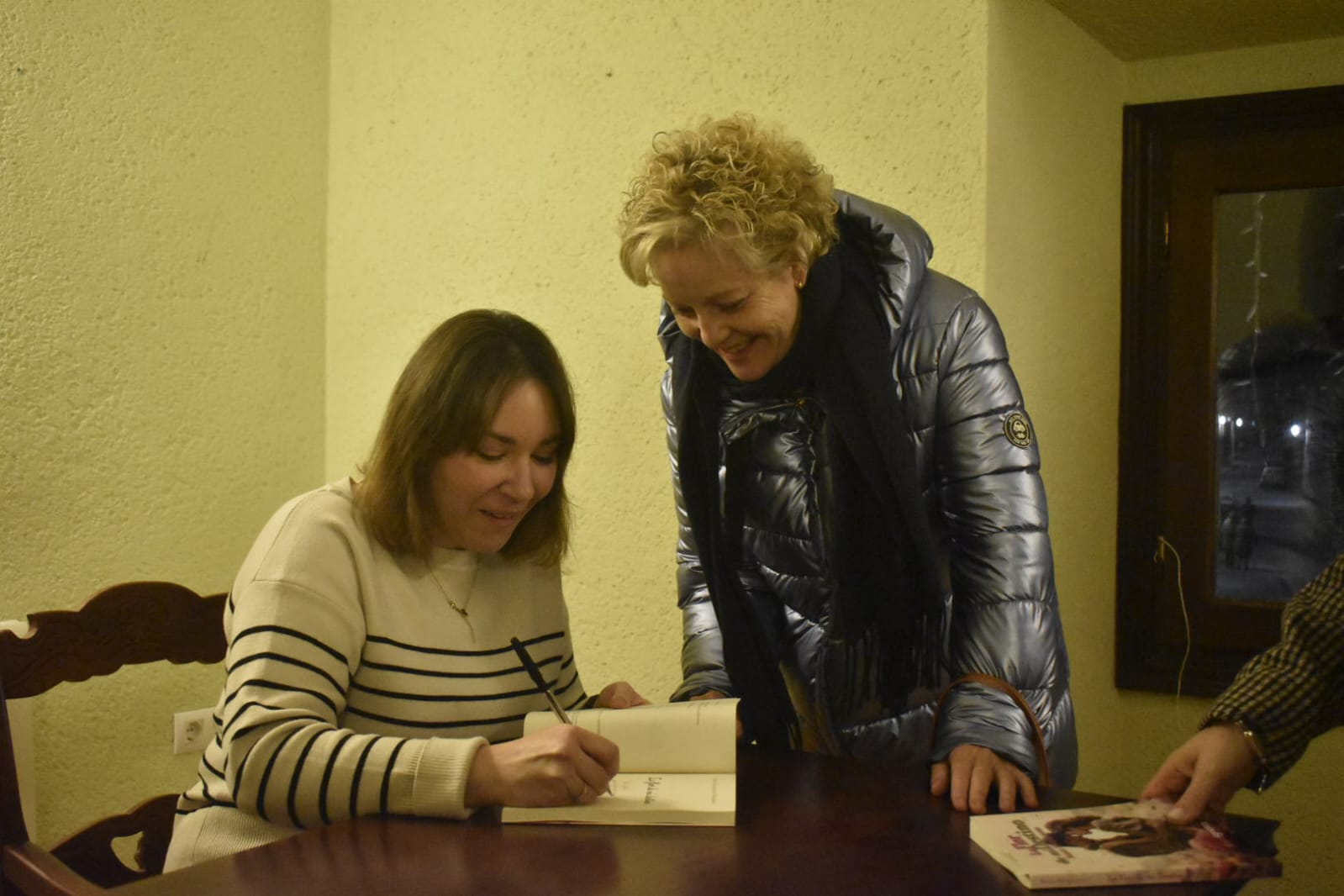 La escritora Sonia Manjavacas, presentó el pasado sábado en El Pedernoso, su primera novela, “La Flor de mi Destino”