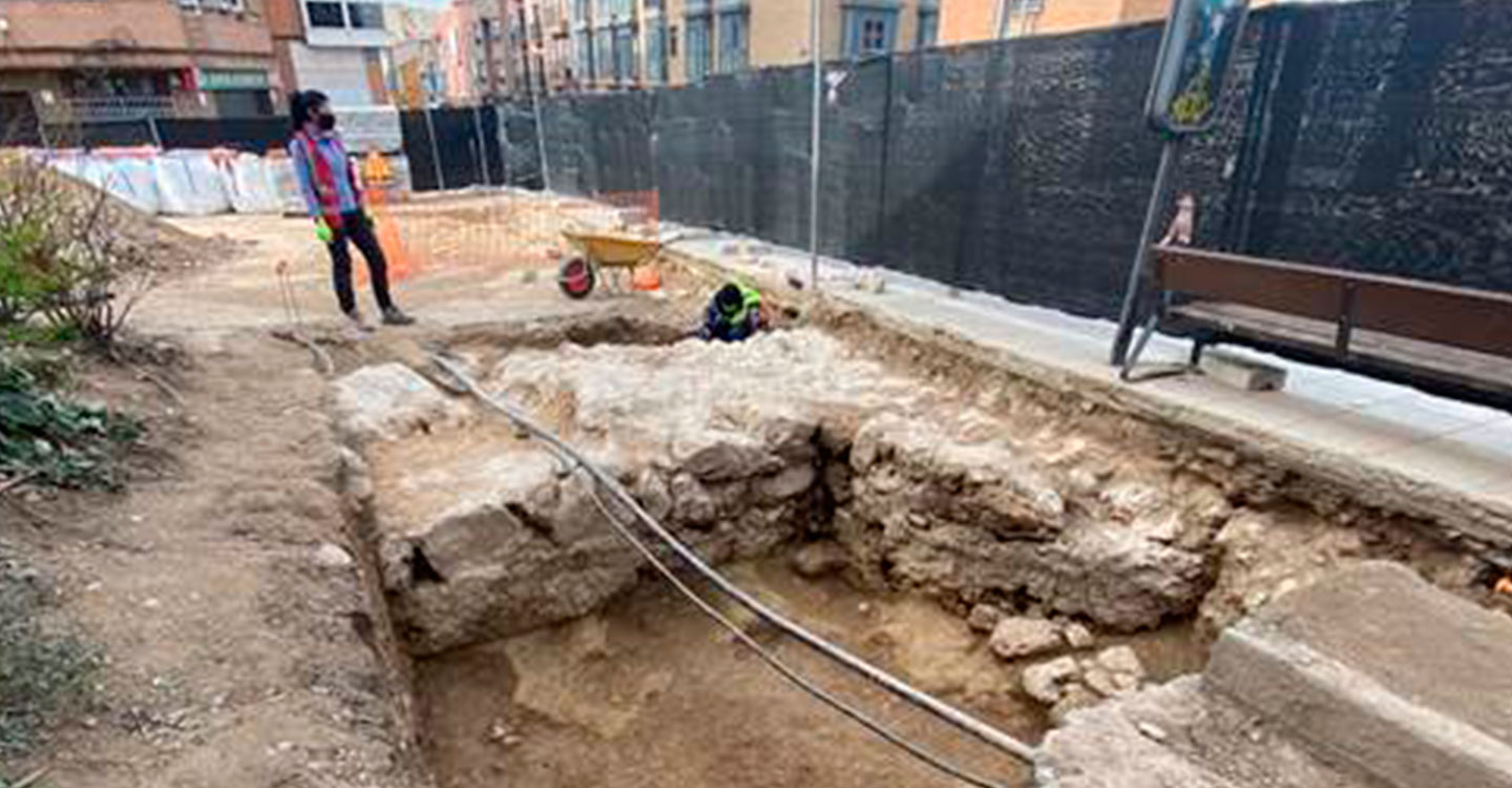 Las obras en el nuevo campus de la Universidad de Alcalá en Guadalajara ponen al descubierto un cementerio tardomedieval y restos de la antigua muralla andalusí de la ciudad

