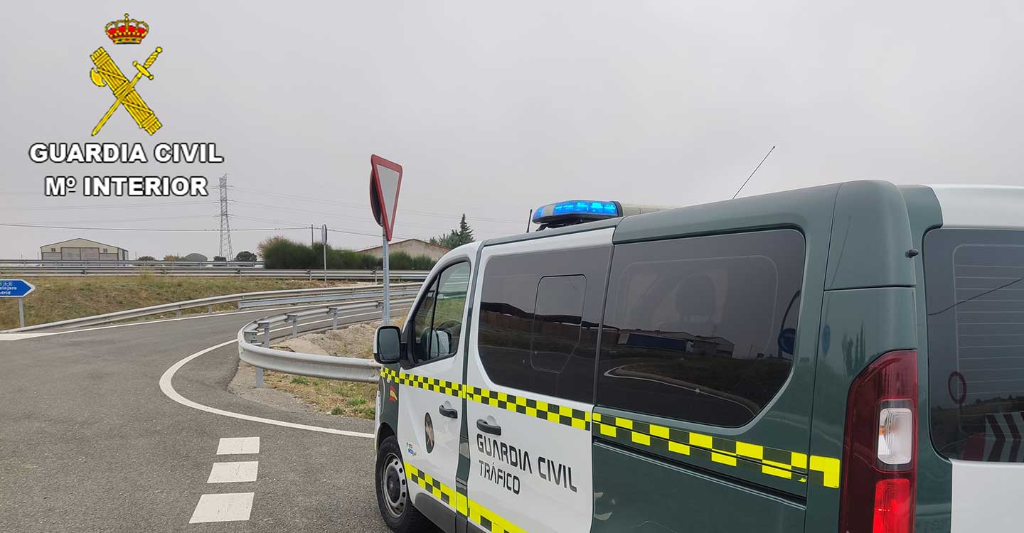 La Guardia Civil investiga a un conductor por los supuestos delitos de lesiones por imprudencia y abandono del lugar del accidente · Atropello a un ciclista